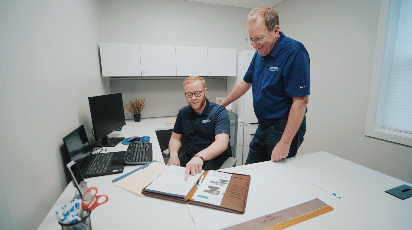 2 employees talking about something